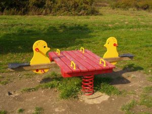 Klackalica na dvije opruge za četvero djece, pile