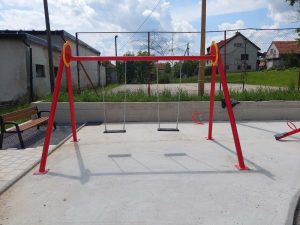 Ljuljačka s dvije ravne sjedalice (metalna konstrukcija)