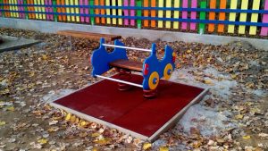 Njihalica na dvije opruge za dvoje do troje djece, auto