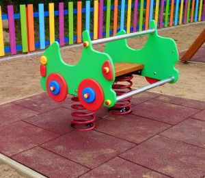 Njihalica na dvije opruge za dvoje do troje djece, auto