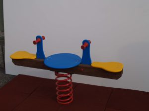 Klackalica na jednoj opruzi za dvoje djece