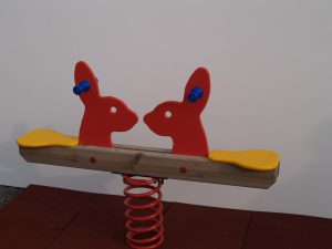 Klackalica na jednoj opruzi za dvoje djece, zečići